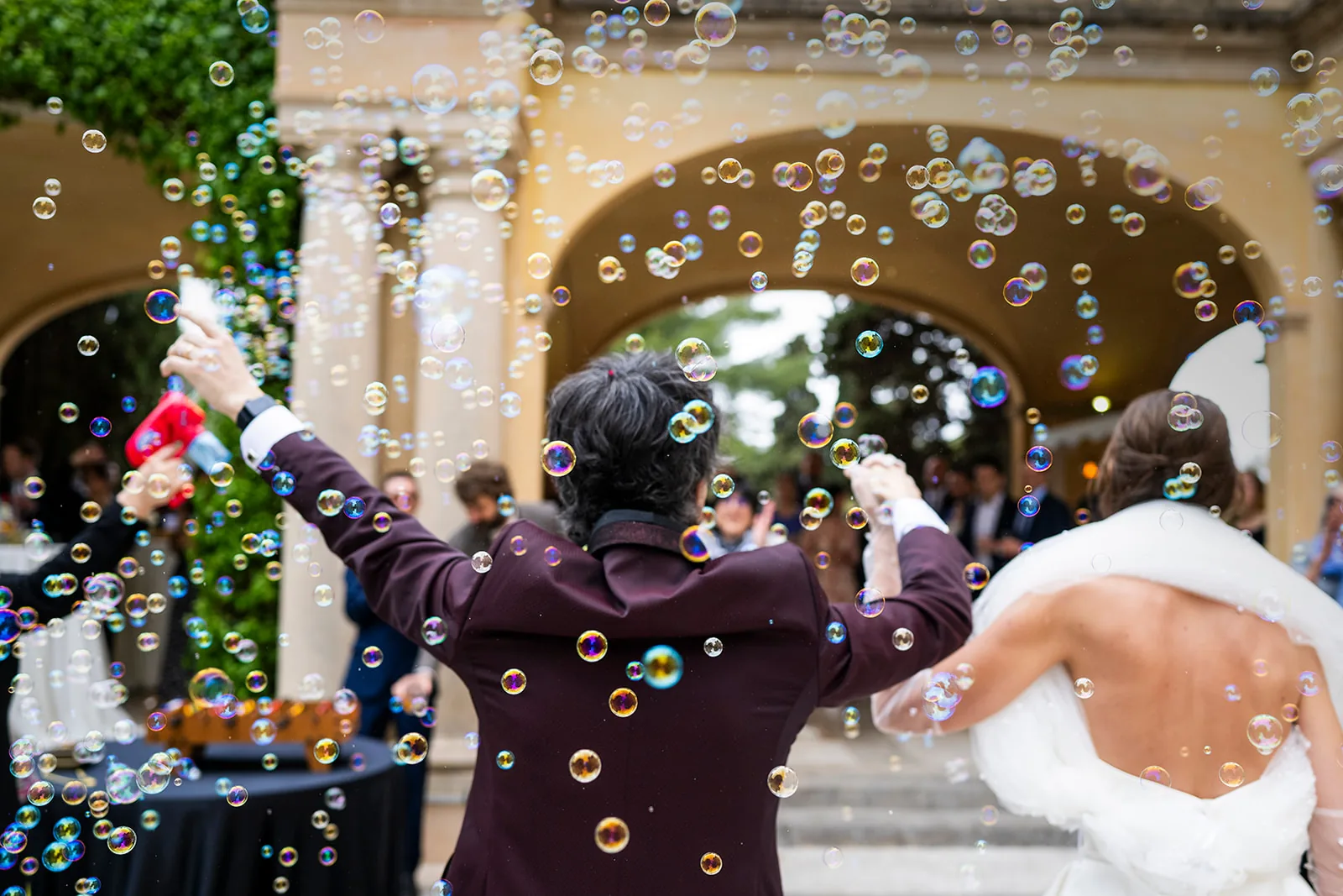 Una parella de nuvis celebra entre bombolles a la sortida de l’espai del seu casament